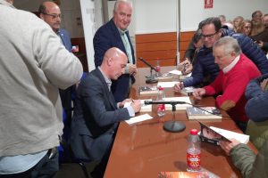 Rubiales firma ejemplares de su libro