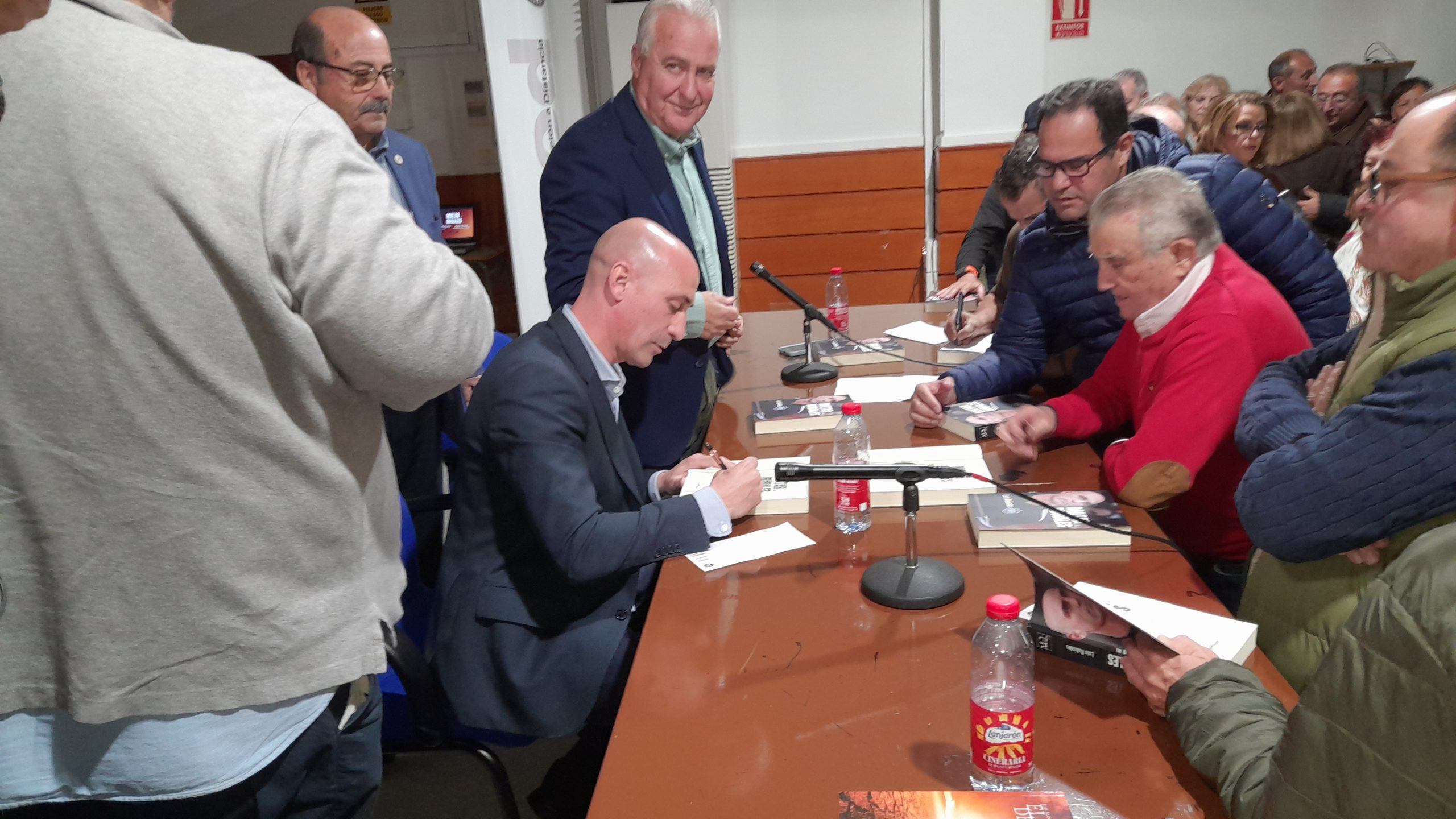 Rubiales firma ejemplares de su libro