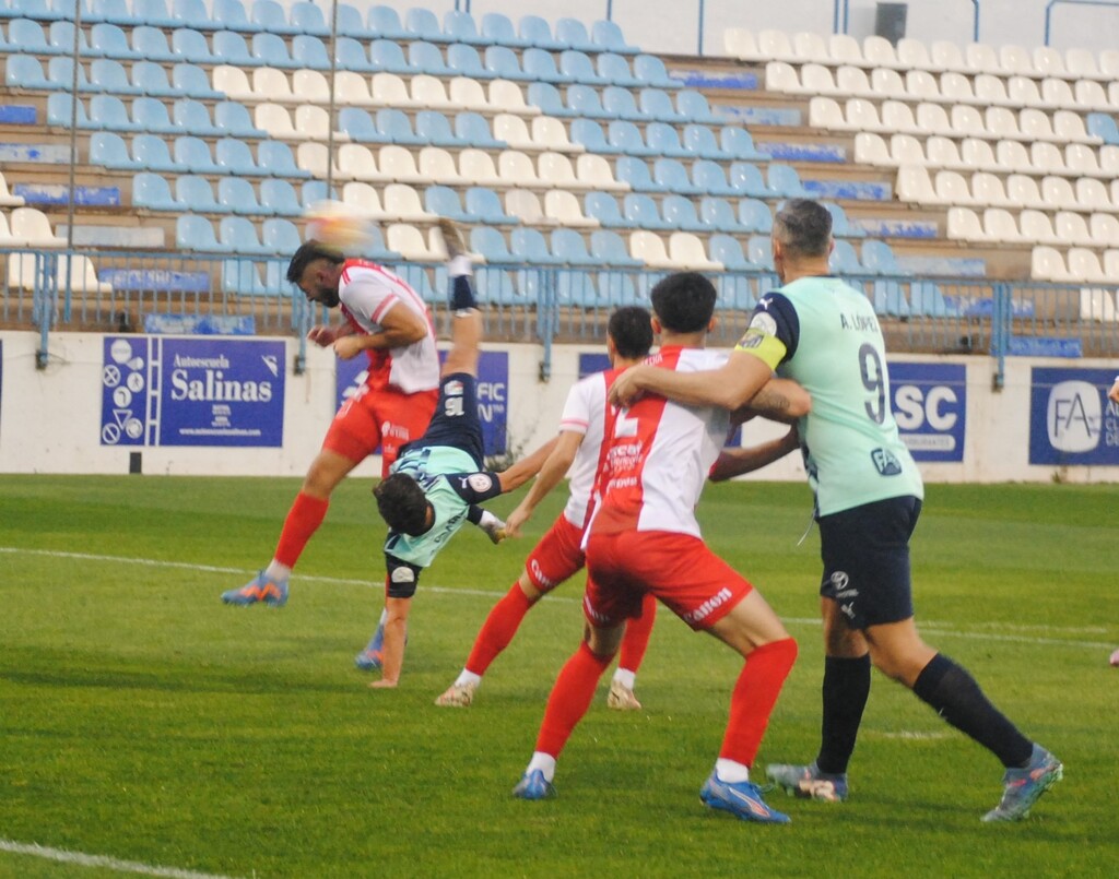 Remate acrobático, aunque infructuoso, de Carlos Camacho