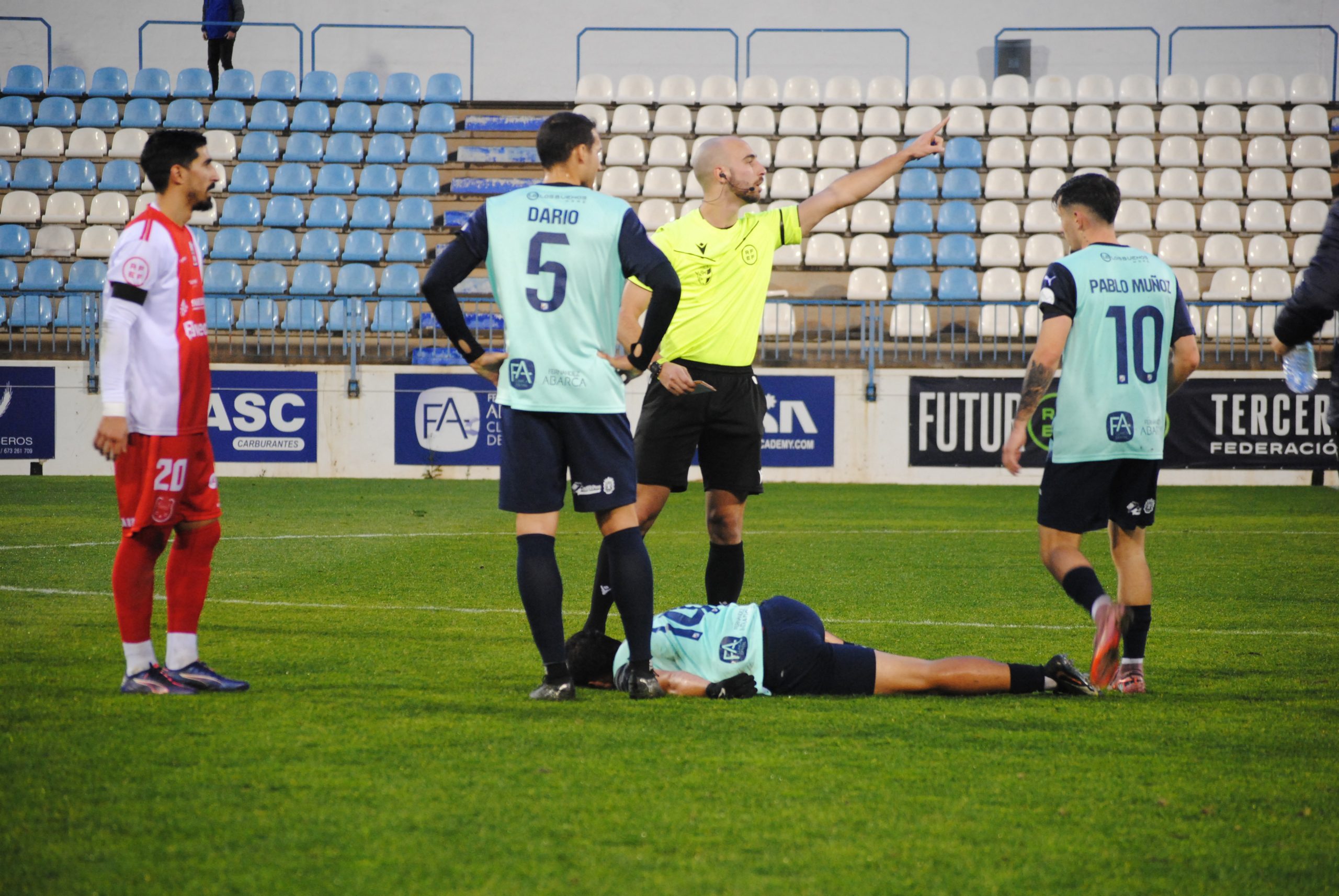 Tomás Cruz se duele en el suelo tras una dura entrada. Aun así, el partido fue bastante limpio.