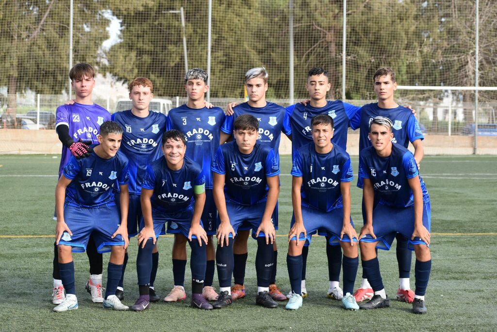 Primera Andaluza Sénior
Águilas Zujaira 4 Costa Tropical 4
Más que un punto, fue la forma. Y es que el primer tiempo finalizó con 4-1 a favor del equipo local. Carli había adelantado al Costa en el minuto 15 pero el Águilas haría un enorme ejercicio de efectividad para dejar el marcador al descanso con el resultado comentado. El Costa, que se aferra en su pelea por evitar el descenso, terminaría nivelando en los últimos quince minutos de la segunda mitad. Javi López, Josesillo y otra vez Javi López, ahora en el minuto final, lograron con sus goles lo que parecía imposible. El punto, logrado de esta forma ante el sexto clasificado, acorta en uno la distancia con el Sierra Nevada, que perdió esta semana, y, sobre todo, representa un golpe de autoestima grandísimo para el equipo motrileño. La próxima jornada, los de Nene reciben en el Cerrillo al Atarfe Industrial.
Segunda Andaluza Sénior
Otura 1 Puerto de Motril 3
Chana Barrio 0 At. Salobreña 2
Valle Lecrín 1 Almuñécar CF 1
Almuñécar City 1 Internacional 2
Tercera Andaluza Sénior
U.D. Castell 2 C.F. Motril B 4
Padul Balompie 2 Vélez de Benaudalla 6
La Malahá 7 Los Marinos 1
Puerto de Motril B 2 A.D. Albuñol 1
Alborán 2021 5 Salobreña 2024 1
Almuñécar 2021 4 Granada United 3
Segunda Andaluza Juvenil
CF Motril 1 Granada CF “B” 5
Tercera Andaluza Juvenil
El líder arroyó a un Motril que continúa en el filo de la navaja, quinto por la cola y con el peligro añadido de arrastre si desciende de Liga Nacional el Atarfe.
Tercera Andaluza Juvenil Gr.1
Reino de Granada 2 Costa Tropical 0
Descansó el Puerto de Motril y el Loja B – Almuñécar 2021 se jugará mañana martes
Tercera Andaluza Juvenil Gr.2
Granada Origen 1 Alborán 2021 2
Primera Andaluza Cadete
Puerto de Motril 1 Pavía 3
Para el Puerto, el único objetivo es evitar el dudoso honor de terminar como farolillo rojo. De momento, aunque ocupa la última posición, lo hace igualado a puntos con el Torreperogil.
Segunda Andaluza Cadete
Costa Tropical 1 Medina Lauxa 3
Salvo milagro, está a quince puntos de la salvación, el Costa será la próxima temporada equipo de Tercera Andaluza.
Tercera Andaluza Cadete Gr.1
Churriana 4 Atlético Salobreña 0
Español Albolote D 2 Costa Tropical B 3
Almuñécar City 6 Deportivo Comarcal 1
Tercera Andaluza Cadete Gr.2
Vandalia 5 Alborán 2021 0
Segunda Andaluza Infantil
Costa Tropical 2 Medina Lauxa 0
Puerto de Motril 2 Alhendín Balompié B 2
Resbalón del Puerto, lo que permite al Costa Tropical despegarse cuatro puntos del equipo del Varadero y depender de sí mismo para conseguir el ascenso.
Tercera Andaluza Infantil Gr.1
Atarfe Industrial B 3 Atlético Salobreña 2
Almuñécar City 2 Ciudad de Granada B 0
C.D. Chauchina 3 Costa Tropical B 1
Cultural Asako 4 Huétor Vega 1
Puerto de Motril B 5 Medina Lauxa B 0
Segunda Andaluza Alevín
Huétor Tájar 5 Puerto de Motril 3
Costa Tropical 7 Granada Origen 4
Segunda Andaluza Benjamín
Huétor Tájar 4 Puerto de Motril 1
Costa Tropical 3 Granada Origen 1
Tercera Federación Femenina Gr.9
CF Motril 0 Arenas 2
El equipo que dirige Moli, la temporada pasada mister blanquiazul, dejó sentenciado el partido en la primera mitad, en la que ya campeaba en el marcador el que sería resultado final. A falta de seis jornadas, no parece peligrar la permanencia del Motril.
Segunda Andaluza Juvenil Femenina
C.F. Motril 6 Churriana 0
Cultural Asako 8 C.F. Internacional 0
Continúa el Asako su persecución implacable al Arenas, al que tiene a tres puntos.
Segunda Andaluza Cadete Femenina
Jornada de descanso para el Asako
Segunda Andaluza Infantil Femenina
Asako 4 Churriana 0
Líder destacadísimo el equipo motrileño, que apenas ha cedido un empate en toda la liga.
Segunda Andaluza Alevín Femenina
Vandalia de Peligros 10 Cultural Asako 0
Cultural Asako B 8 Huétor Vega 0
Origen Valle Lecrín 5 Calahonda-Carchuna 7