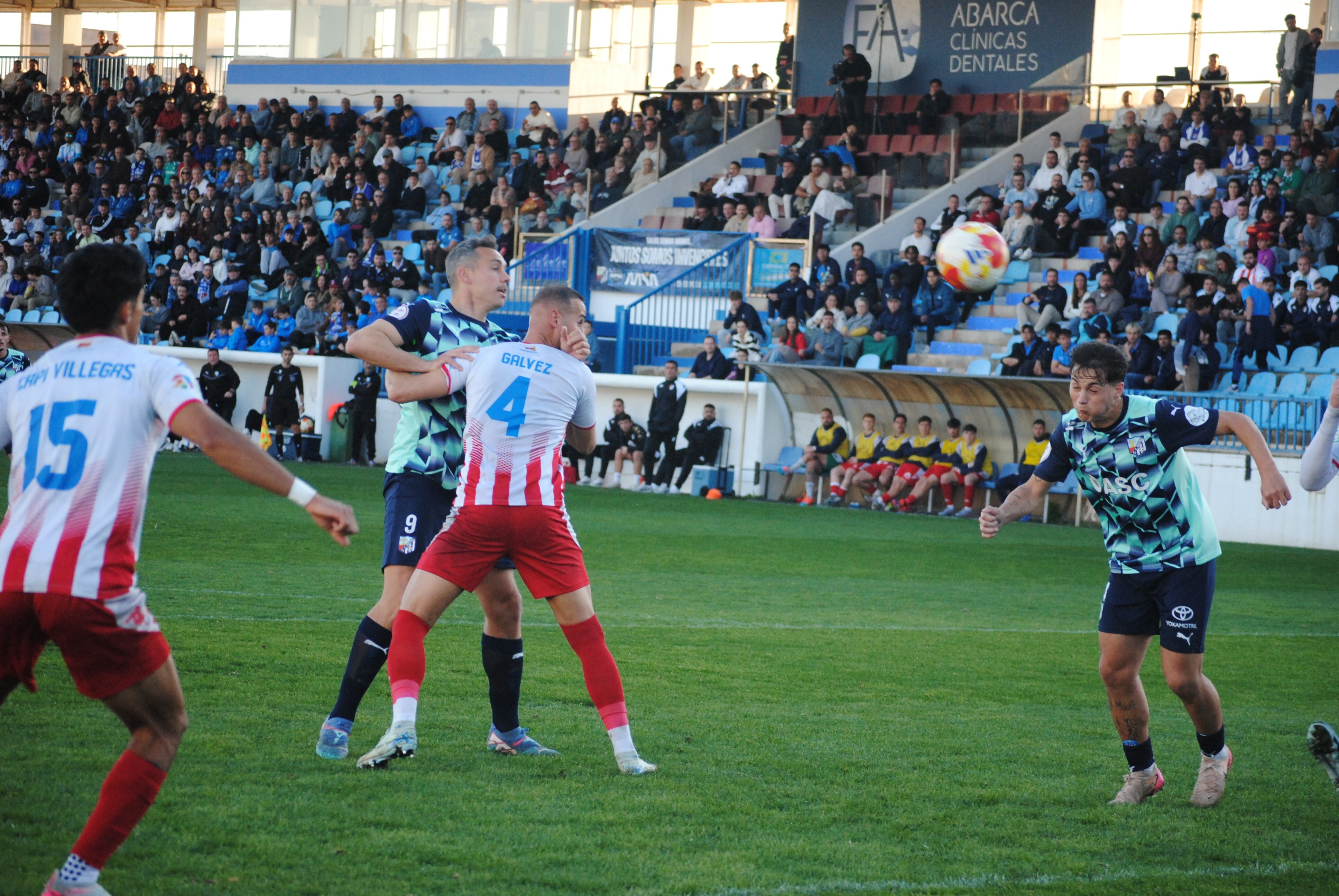 Alejandro Gálvez, ex de Rayo, Werder Bremen, Eibar y Las Palmas, entre otros, bloca a Antonio López, pero el balón lo acabará rematando, al larguero, Álvaro Díaz.