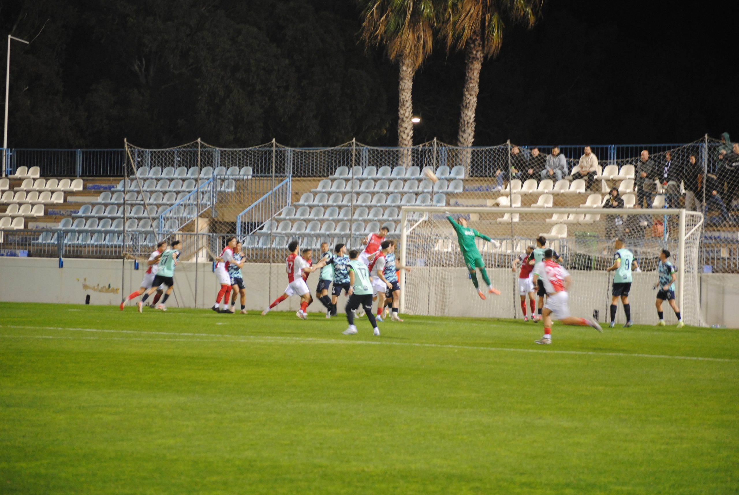 LA PRIMERA. Javi Martín debutó con nota en el once titular. Este despeje fue su primera intervención.