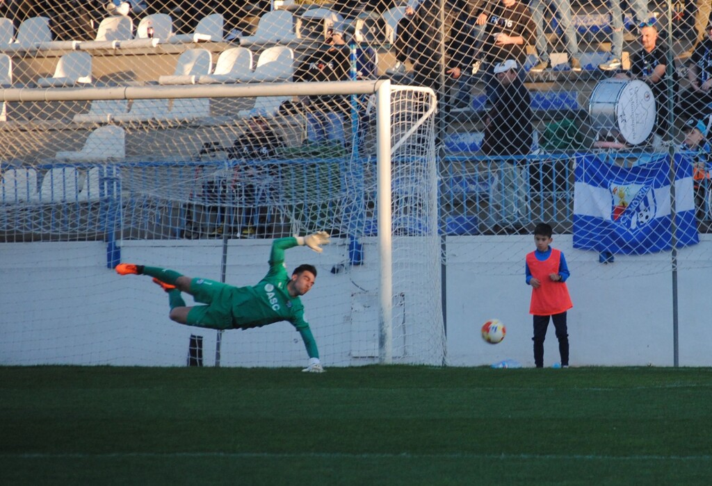 De la Osa salvó con este vuelo que el golpe franco lanzado por Miguel García acabase en gol