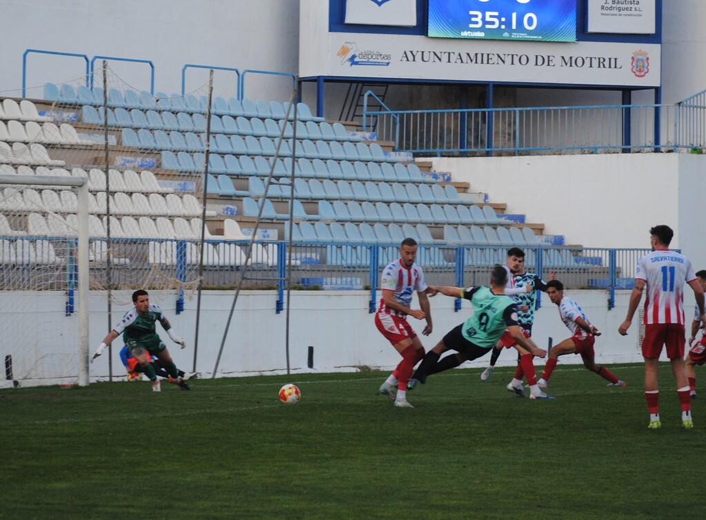 Este esforzado remate de Antonio López no acabría en gol de milagro. En la segunda parte sí que lograría batir al portero del Arenas