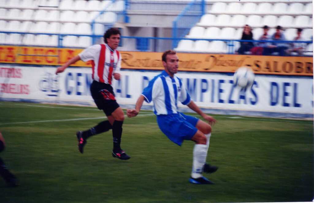 Orife, en un lance del Motril 2 Torredonjimeno 1 de la temporada 2002-2003 (Segunda B)