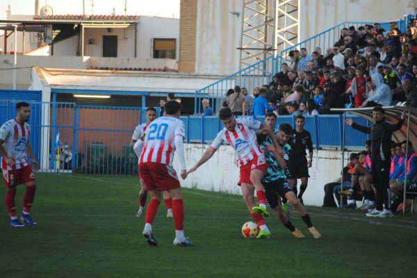 Salvatierra se interpone a Nieto y se hace con el balón. Chus Hevia no parece muy conforme con la acción del jugador del Arenas