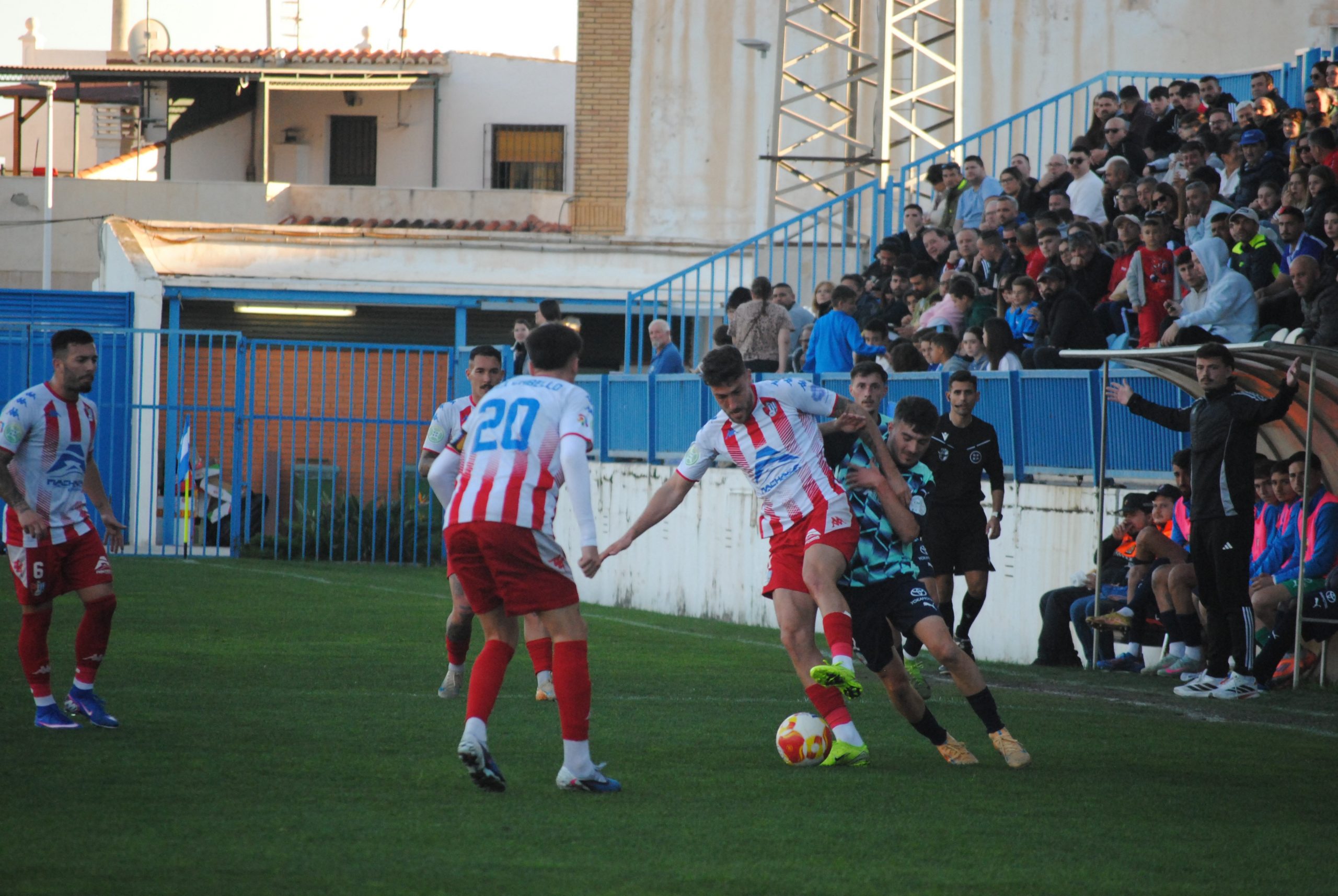 Salvatierra se interpone a Nieto y se hace con el balón. Chus Hevia no parece muy conforme con la acción del jugador del Arenas