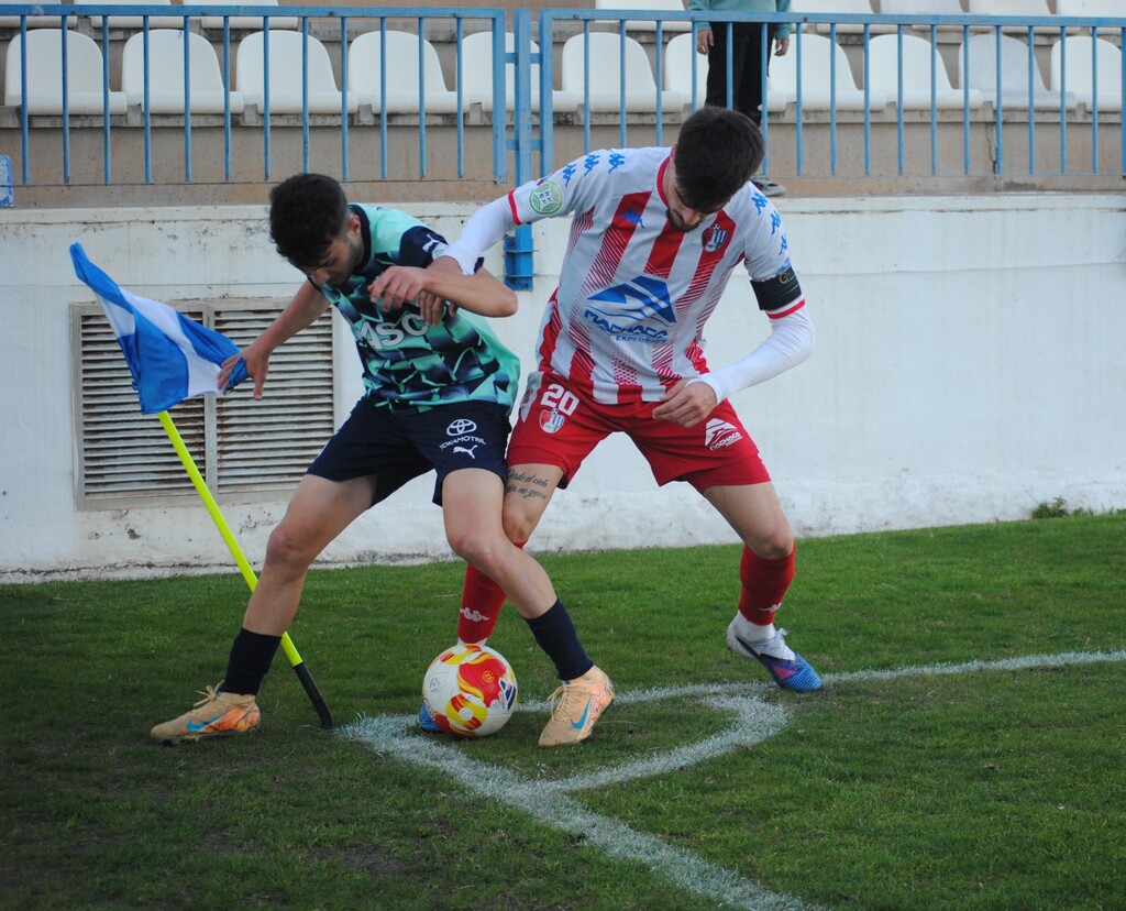 Sergio Nieto aprovecha hasta la flexibilidad del banderín para sacar ventaja ante el acoso al que le somete Álex Cabello
