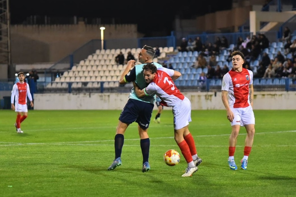 NI AGARRÁNDOLO. Luis Torres sujeta de aquella manera a Antonio López, algo que ya es un clásico en cada partido. Pero ni con marcajes así pudo impedir el Churriana que el delantero centro del Motril acabase firmando un hat-trick.