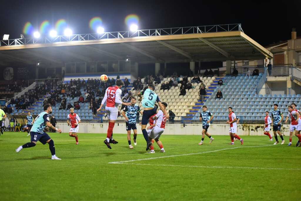 SIN FISURAS. DarDarío y el resto de la defensa del Motril estuvieron firmes y contundentes