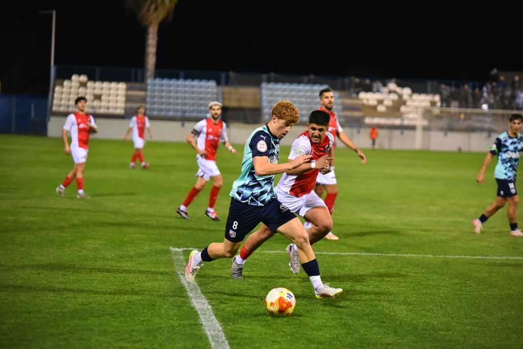 UN DOLOR DE CABEZA. El despliegue físico y la capacidad de desborde de Cameron fueron una pesadilla para todo el Churriana.