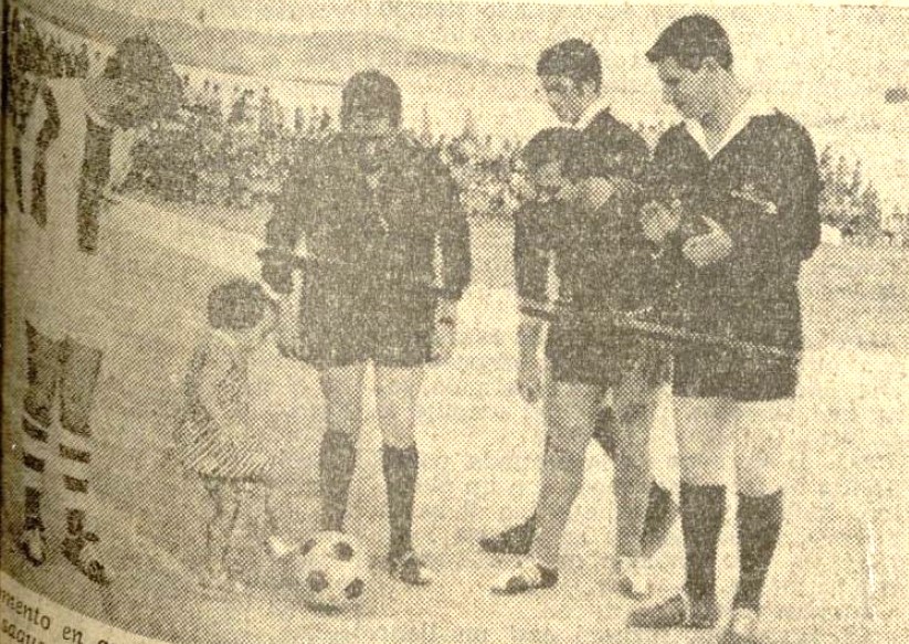 PARA LA HISTORIA. La calidad de la foto es deficiente pero su historia es valiosísima. Mari Paz Bustos, hija del presidente del C.D. Motril, Paco Bustos, hace el saque de honor en el partido inaugural del Escribano 