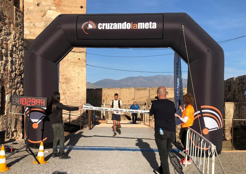 Ismael Bacas entra vencedor en la meta situada en el Castillo de Salobreña