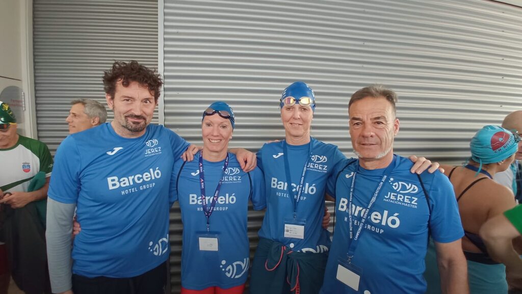 Con el equipo de 4x100 estilos que consiguió el oro