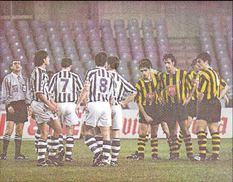 En Anoeta, contra la Real B, el primero por la izquierda en la barrera del Baracaldo