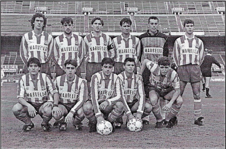 En el Vicente Calderón, con el Atlético de Madrid B. De pie, el primero por la izquierda, el internacional Juanma López