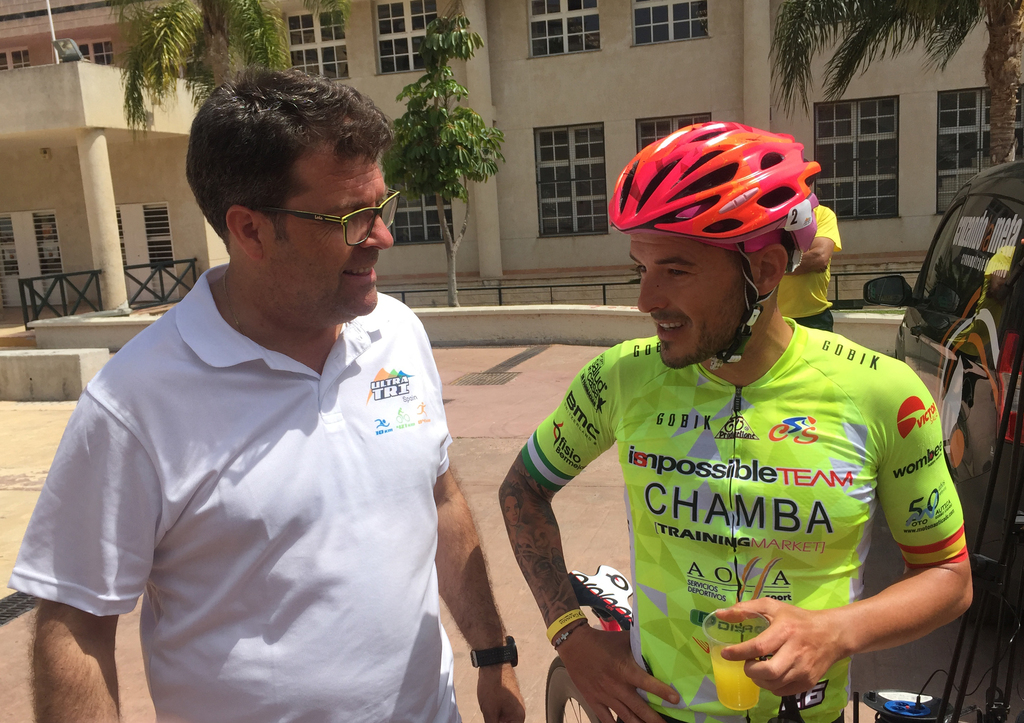 DOS “MÁQUINAS”. Paco Álvarez, director de la prueba, conversa al término de la primera etapa con Juan Bautista Castilla “Chamba”, vencedor de la Ultra Tri 2018.