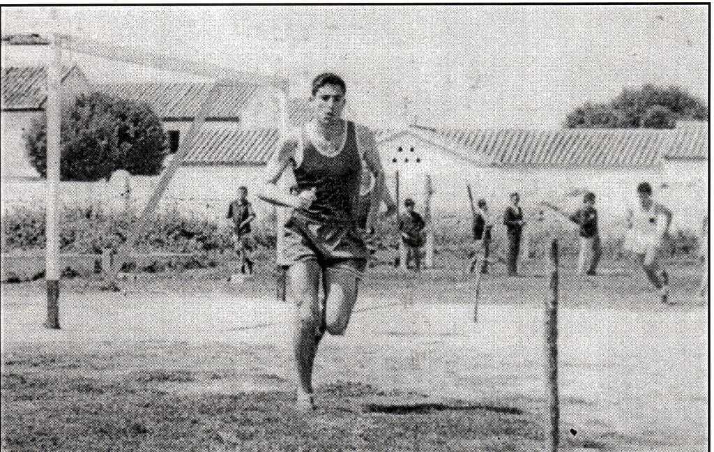 “OLÍMPICO” DE EL MAJUELO. Enrique Vizcaíno, uno de los más grandes atletas del club, toma destacado la curva en una prueba celebrada en el viejo Majuelo.

