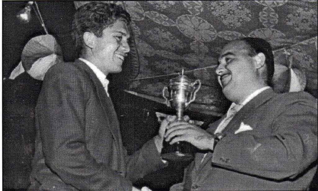 Don José Vinuesa, entregando el trofeo de vencedor de una carrera ciclista al José García Morente.
