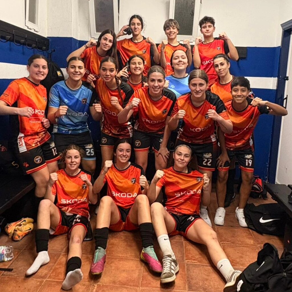 Primera Andaluza Sénior
Celtic  1  Costa Tropical  1

Un punto que puede ser de oro el que sumó el Costa Tropical en Pulianas. De momento, le sirve para mantenerse fuera del descenso y depender de sí mismo en los cuatro partidos restantes hasta la conclusión liguera. Josemi, en el minuto 14, adelantó al equipo motrileño, que vio como el Celtic empataba en el 37. El 1-1 del primer tiempo ya resultó inamovible.

Segunda Andaluza Sénior
Dúrcal  1  Puerto de Motril  4
Arenas B  1  Almuñécar C.F.  2
Alfacar  0  At. Salobreña  6
Valle Lecrín  1  Imperio 1

El Puerto de Motril, gracias a su victoria en casa del semicolista y a los tropiezos de los equipos que le antecedían (Arenas B, Imperio y Montefrío), regresa a posición de ascenso. La próxima jornada, los de Jonathan Rey tienen otro test de máxima exigencia, la visita a Albolote para enfrentarse a un Imperio que se sitúa un punto por debajo del equipo del Varadero. 

Tercera Andaluza Sénior
A.D. Albuñol  3  La Malahá  1
Padul Balompie  3  Puerto de Motril B  0
Vélez de Benaudalla  0  Alborán 2021  3
Granada United  3   U.D. Castell  0
Salobreña 2024  2   C.F. Motril B  4

Un punto separa al Alborán de proclamarse campeón. El Motril B y el Albuñol, empatados a puntos, lucharán por la plaza de play-off.

Segunda Andaluza Juvenil

CF Motril  1  Regina Mundi  2
Lo del Motril no parece tener fondo. El conjunto blanquiazul desperdició la oportunidad de marcar distancia con el descenso y perdió en casa ante el equipo que le precede en la clasificación, el Regina Mundi, aún en descenso pero a solo un punto ya del cuadro motrileño. 

Tercera Andaluza Juvenil Gr.1
Santa Fe B   4  Costa Tropical  3
Puerto de Motril  2   La Malahá  2
Arenas de Armilla B  3  Almuñécar 2021  2

Tercera Andaluza Juvenil Gr.1
Maracena B  4  Alborán 2021  0

Primera Andaluza Cadete
Puerto de Motril  2  UD La Mosca  4
El descendido Puerto dio la cara ante el segundo clasificado

Segunda Andaluza Cadete
Costa Tropical  1  Arenas de Armilla  4

Tercera Andaluza Cadete
Otura C.F.  2   Costa Tropical B  0
Almuñécar City  2   Gabia Atlético 1
C.D. Zaidín  0  Atlético Salobreña  8


Segunda Andaluza Infantil
Puerto de Motril  4   We F.C. B  1
Ciudad de Baza  4   C.D. Santa Fe  0
Español Albolote B  0   Alhendín Balompié B  4
Costa Tropical  7   Arenas de Armilla B  1

Segunda Andaluza Alevín
Almuñécar City  1  Puerto de Motril  4
Costa Tropical  3   Arenas de Armilla B  4

Tercera Federación Femenina Gr.9
CF Motril  1 A. Ben-amiel  0
Un gol de Imman al filo del descanso dio al equipo motrileño una victoria de mérito ante el tercer clasificado.

Segunda Andaluza Juvenil Femenina
Asako  6  Chauchina  1
Motril – Baza Féminas (se juega el miércoles)

No perdona el líder, que arrasó al Chauchina en el campo del Cerrillo. El campeonato es un mano a mano con el Arenas, a dos puntos del Asako.

PIE
ESTABA JUSTIFICADO. Las chicas del C.F. Motril celebran su victoria sobre el potente Ben-amiel en el campo del Cerrillo



