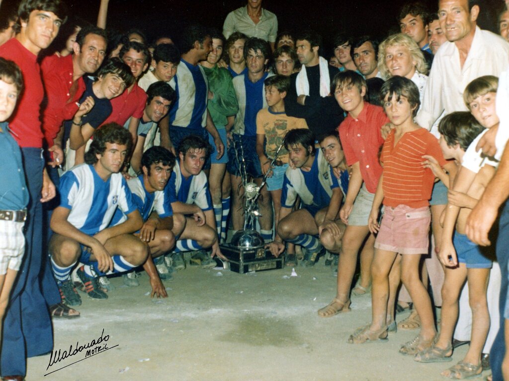 BUENAS PERSPECTIVAS. Jugadores y afición posan con el Trofeo “Ciudad de Motril” conquistado en agosto, tras ganar por 2-0 al Real Jaén.