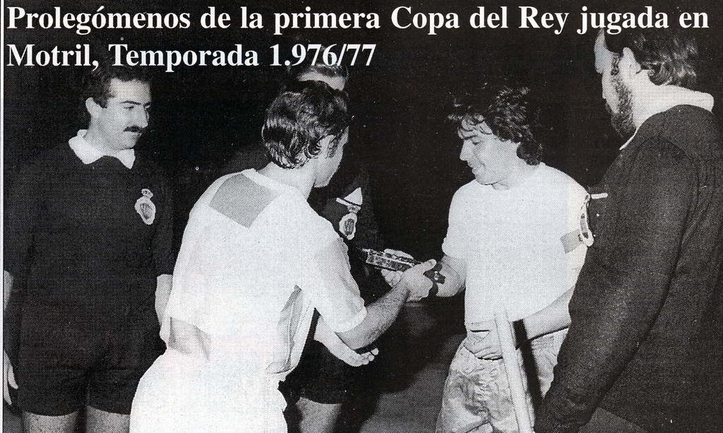 Debut del Motril en Copa del Rey. Patuli, capitán blanquiazul, entrega una placa conmemorativa a su homólogo del Almansa