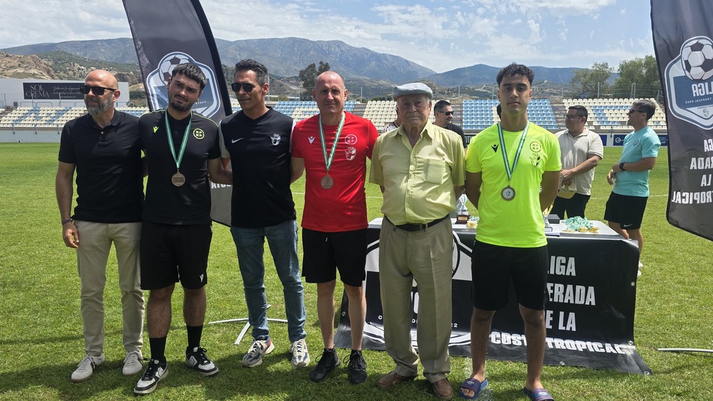 El colegiado Daniel Fernández junto a sus asistentes Ilian y Maikel Ciraku.