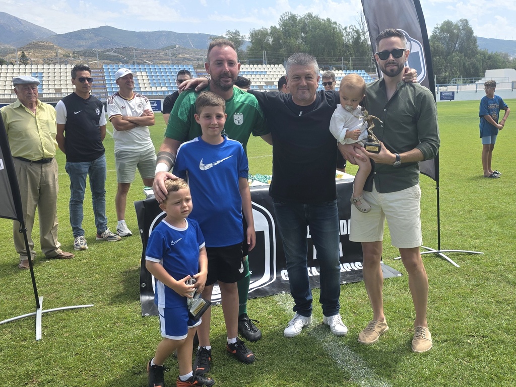 Por gentileza de la revista Mucho Deporte Mario Rodríguez y Paco Simón recogieron el premio al máximo goleador y al portero menos goleado de la liga regular.