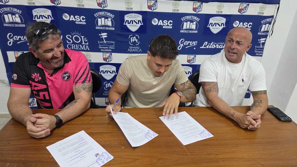Salvador Rodríguez, Juan Miguel González y Daniel Ortega, en el momento de la firma ante los medios de comunicación asistentes
