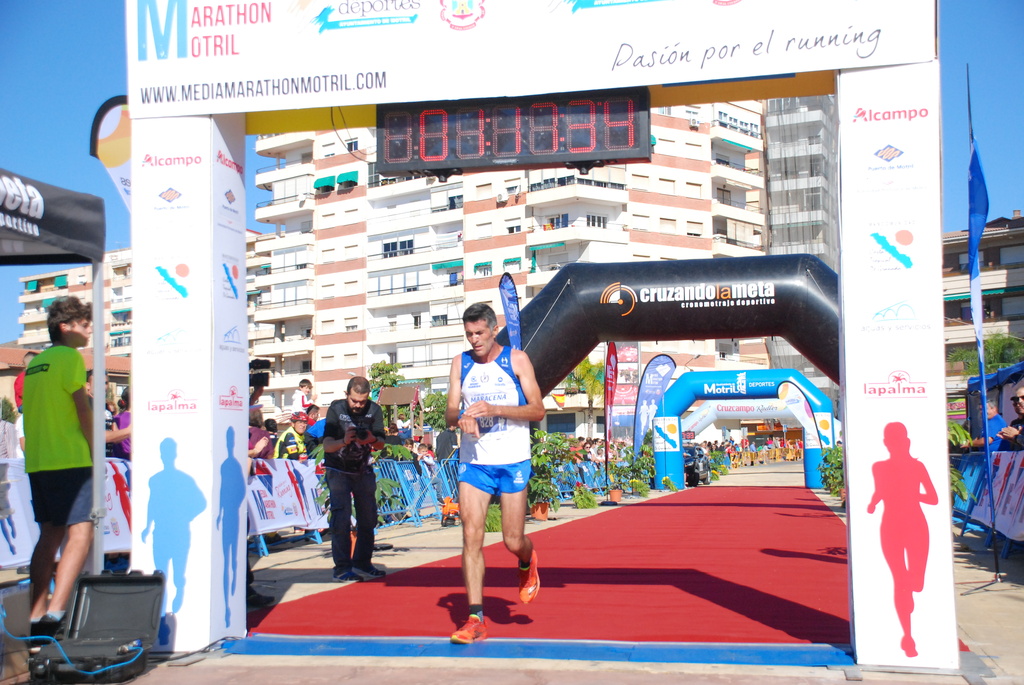 HOMBRE RÉCORD. Cruzando la meta de la Media Maratón de Motril. En 2009 estableció el récord local de la prueba con 1:12:50.